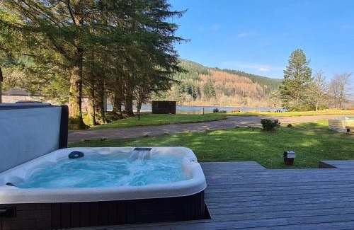 South Laggan Ski Chalet | Bonnie Lodge-Lochside Location with Hot Tub