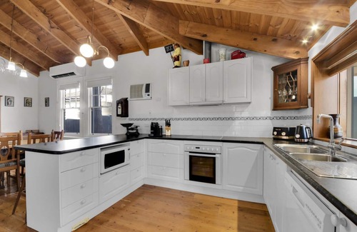 Bonnie Doon House | Bonnie Vibe - Spa bath, Sauna, Pool table,Wood Fireplace,Boat Parking,BBQ