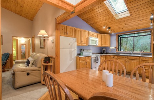 Gold Bar Cottage | Bonny Fern Cottage below majestic mountain peaks, pet friendly, WiFi, hot tub