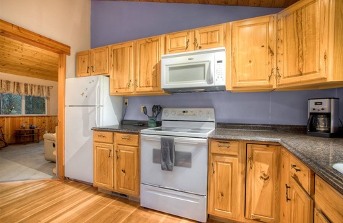 Gold Bar Cottage | Bonny Fern Cottage below majestic mountain peaks, pet friendly, WiFi, hot tub