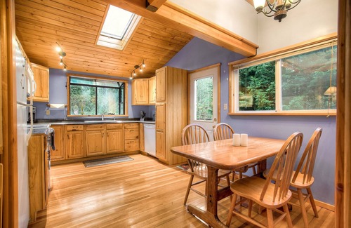 Gold Bar Cottage | Bonny Fern Cottage below majestic mountain peaks, pet friendly, WiFi, hot tub