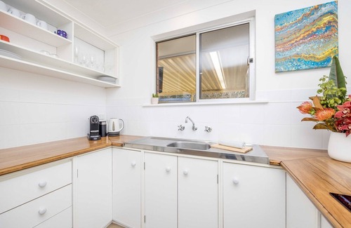 Bonny Hills Cottage | Bonny Getaway - walk to 4 beaches