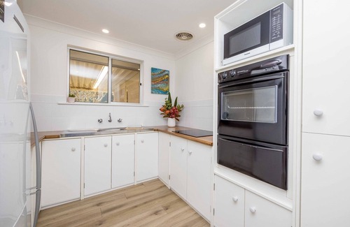 Bonny Hills Cottage | Bonny Getaway - walk to 4 beaches