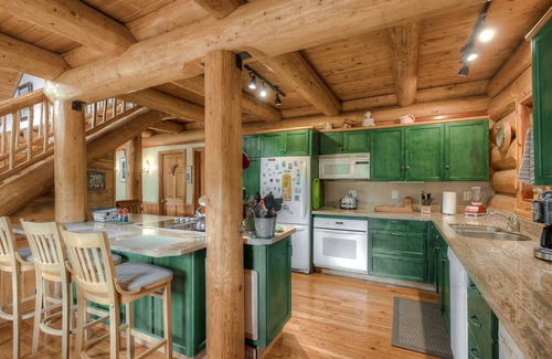 Gold Bar Cabin | Bonny Sky Lodge- private riverfront log cabin w/mountain view, hot tub, generator backup!