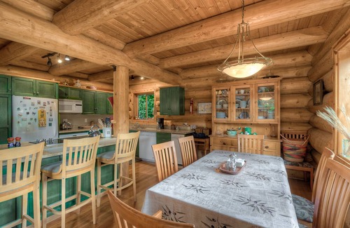 Gold Bar Cabin | Bonny Sky Lodge- private riverfront log cabin w/mountain view, hot tub, generator backup!