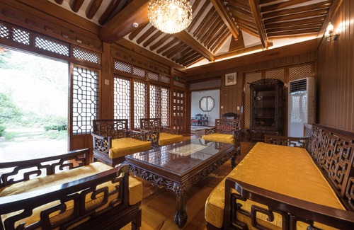 Gahoe-dong Hotel | Bonum 1957 Hanok and Boutique