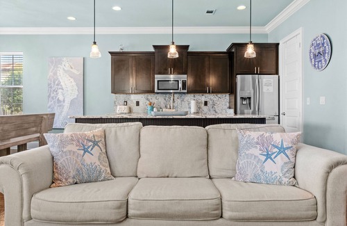 Miramar House | Book 3 Nights & Get 4th Free *Two Golf Carts *Grill *Pool *Spacious Private Home