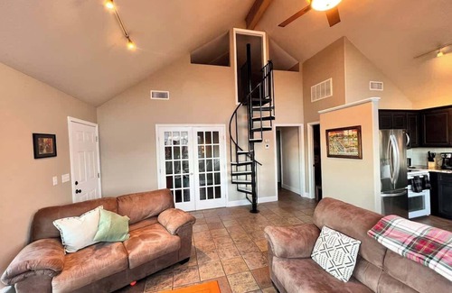 Medicine Park House | Book A Riverside Stay w/hot tub-sleeps 15 +Parking