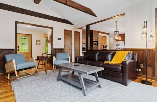 Roseland House | Book for Fall! Nelson 151, MTN views!
