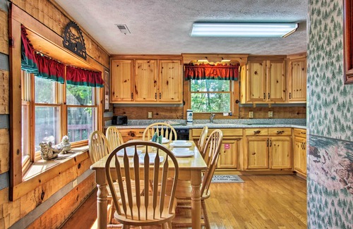 Gatlinburg - Pigeon Forge Cabin | Book For Fall Ya'll - MNT Views - WiFi- King Beds - Fishing Themed - Hot Tub