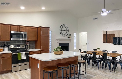 Glendale House | ❃Book for Footballl! Close to Stadium! Arcade Games! Great for Familes!Pvt Pool❃