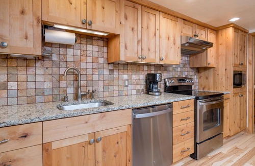 Ketchum Condo | Book for Summer! Condo Within Walking Distance to Skiing and Sun Valley Lodge! Access to Hot Tub!