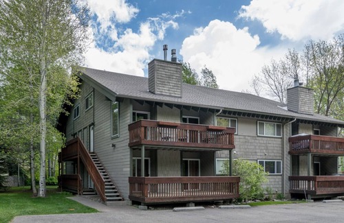 Ketchum Condo | Book for Summer! Condo Within Walking Distance to Skiing and Sun Valley Lodge! Access to Hot Tub!