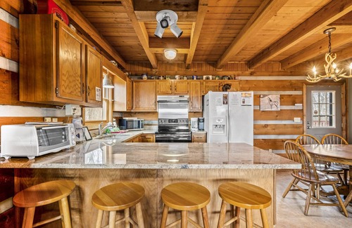 Gatlinburg - Pigeon Forge Cabin | Book NOW and receive tickets to Dollywood, Anakeesta and many more