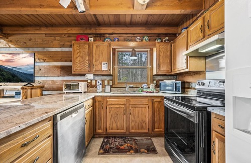 Gatlinburg - Pigeon Forge Cabin | Book NOW and receive tickets to Dollywood, Anakeesta and many more
