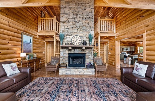 Gatlinburg - Pigeon Forge Cabin | -Book now for Fall!- 5+ BR Log Home, Amazing View, Hot tub, Game Room