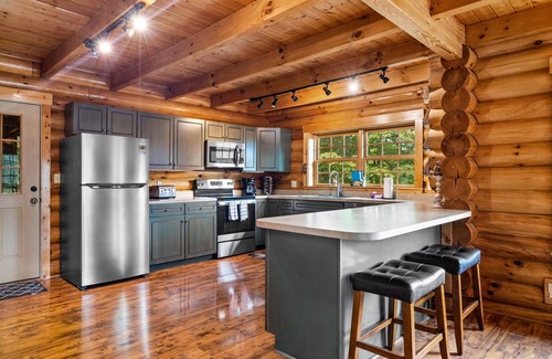 Gatlinburg - Pigeon Forge Cabin | -Book now for Fall!- 5+ BR Log Home, Amazing View, Hot tub, Game Room