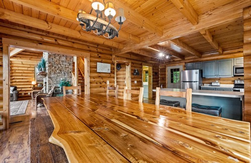 Gatlinburg - Pigeon Forge Cabin | -Book now for Fall!- 5+ BR Log Home, Amazing View, Hot tub, Game Room