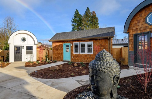 McMinnville Cottage | Book the Farmhouse at The Boutique Retreat in historic downtown McMinnville.