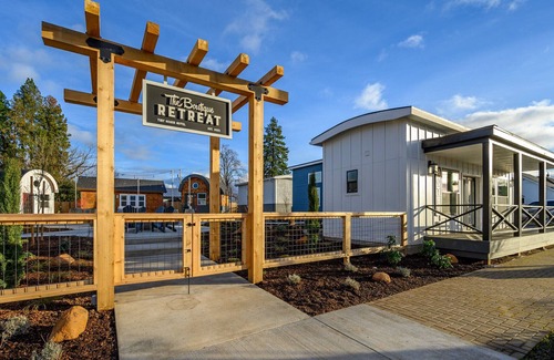 McMinnville Cottage | Book the Farmhouse at The Boutique Retreat in historic downtown McMinnville.
