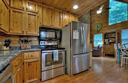 Mineral Bluff Cabin | Book w/Owner, Not Agency, Firepit, Hot Tub, Game Room, 3 King Beds & Paved Roads
