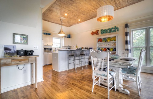 East End House | Book your getaway now! Relax on the screened porch looking out over the Bay!