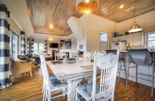 East End House | Book your getaway now! Relax on the screened porch looking out over the Bay!