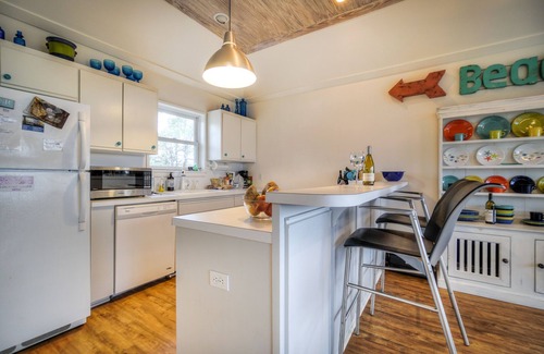 East End House | Book your getaway now! Relax on the screened porch looking out over the Bay!