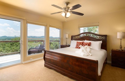 Canyon Lake House | BOOK YOUR SPRING BREAK FUNCATION firepit~neighborhood pool~golf course~SLEEPS 11