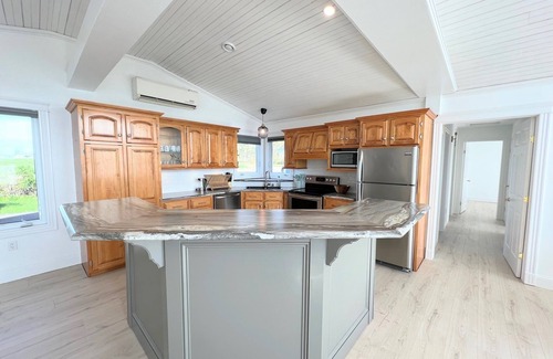 Brackley Beach House | Booking Summer 2025! WATERFRONT 3BDRM BRACKLEY BAY with A/C