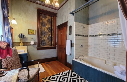 Historic Railroad District House | BookStayHop - Peerless Suites 1, 2 and 5