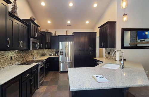 Medford House | BookStayHop - Red Hawk Hideaway ~ Saltwater Pool~ Sleeps 6~ Home Gym~ 6 Minutes