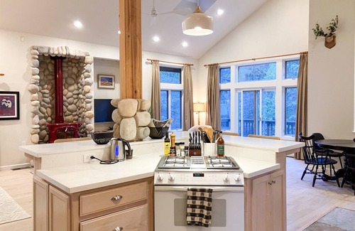 Sugar Pine Cabin | Boom Chalet Yosemite: Secluded Creekside Escape