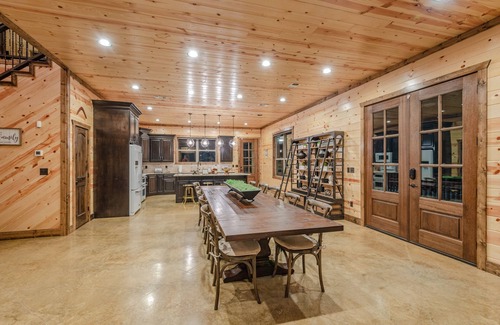 Broken Bow Cabin | BOOMERANG HIGH LUXE Modern 7 Bedroom Walking distance to Pine Hill Pond