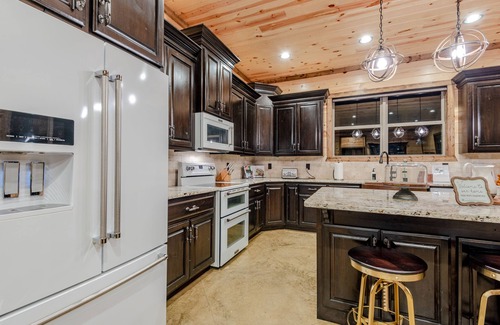 Broken Bow Cabin | BOOMERANG HIGH LUXE Modern 7 Bedroom Walking distance to Pine Hill Pond