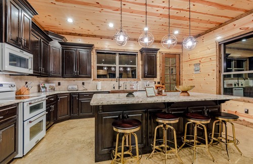 Broken Bow Cabin | BOOMERANG HIGH LUXE Modern 7 Bedroom Walking distance to Pine Hill Pond