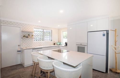 Point Lookout House | Boondi - beautiful lowset home, walk to everything