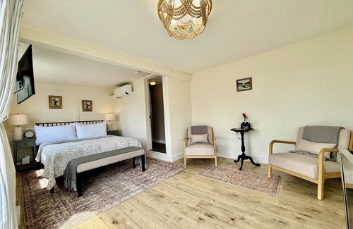 Boothbay Harbor Hotel | Boothbay Harbors Ocean View Garden Suite! Admiral's Quarters Room 9 - Jersey's Favorite Room!