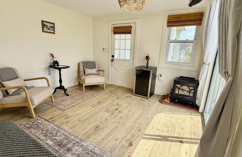 Boothbay Harbor Hotel | Boothbay Harbors Ocean View Garden Suite! Admiral's Quarters Room 9 - Jersey's Favorite Room!