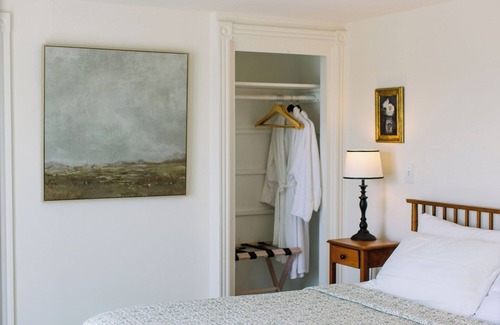 Boothbay Harbor Hotel | Boothbay Harbor King Suite – Room 11 at Admiral's Quarters Inn