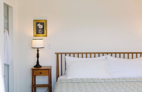 Boothbay Harbor Hotel | Boothbay Harbor King Suite – Room 11 at Admiral's Quarters Inn