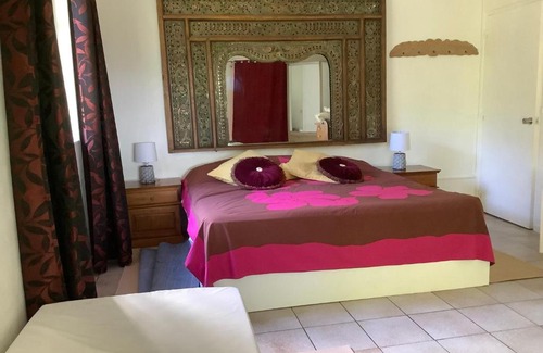 Nunue House | Bora Red Hibiscus Lodge