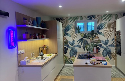 Cauderan House | Bordeaux Tropical Escape for a tropical vacation in the city.