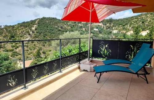 Bormes-Les-Mimosas Apartment | Bormes au Cœur du Village - Devant Château -T3 Neuf Terrasse vue mer & Collines