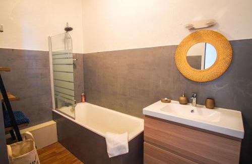 Concarneau Apartment | -BOSCO- Elegant T3 avec balcon et vue sur le port