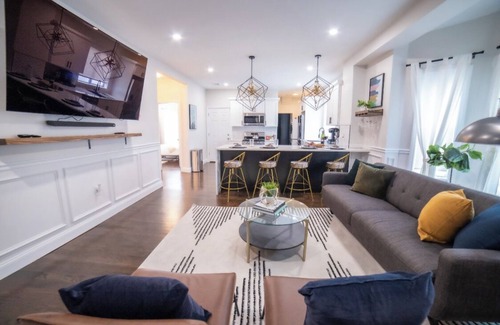 Everett Apartment | Boston 2 level luxury home, Free Parking, 5 mins to casino & 10 mins to airport