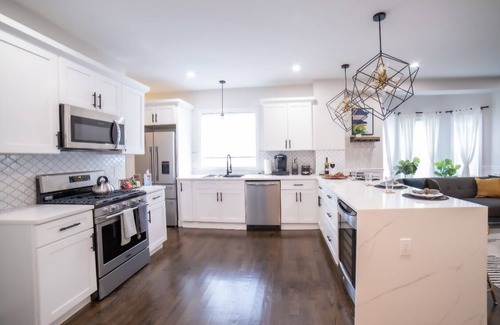 Everett Apartment | Boston 2 level luxury home, Free Parking, 5 mins to casino & 10 mins to airport