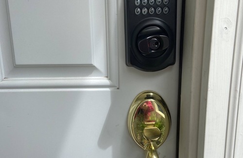 West Roxbury Apartment | Boston Cozy studio Apt. near Train&Buses ,Parking included