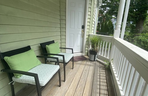West Roxbury Apartment | Boston Cozy studio Apt. near Train&Buses ,Parking included