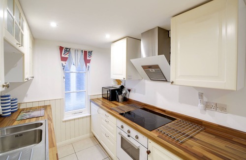 Port Gaverne Apartment | Bosuns Locker - A perfect holiday home in Port Isaac, sleeps 4+dogs